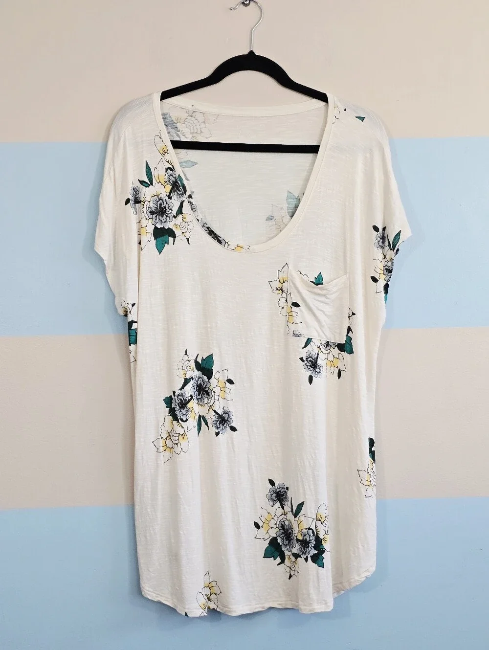 24/7 Maurices Cream Floral Scoop Neck Pocket Tee - Picture 2 of 5